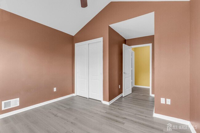 Building Photo - 356 Hawthorne Rd