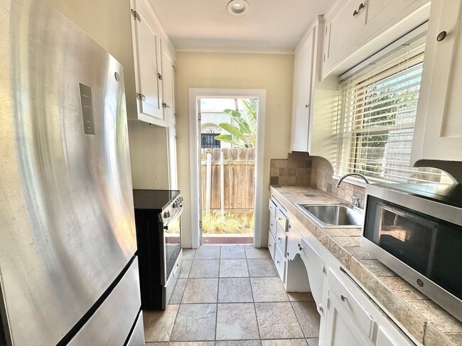 Building Photo - Cute North Park Bungalow! 2bd/1ba, 1 car garage, AC, W/D in-unit, fenced yard!