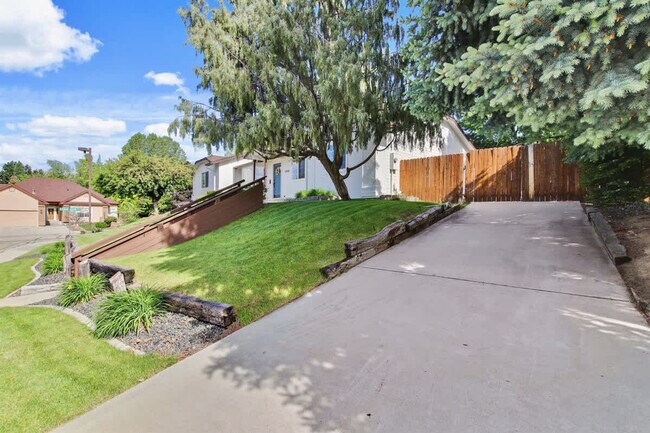 Building Photo - 2910 E Dagger Falls Dr