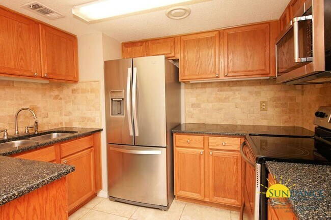Building Photo - Gorgeous 2 Bedroom Condo At Finisterra!
