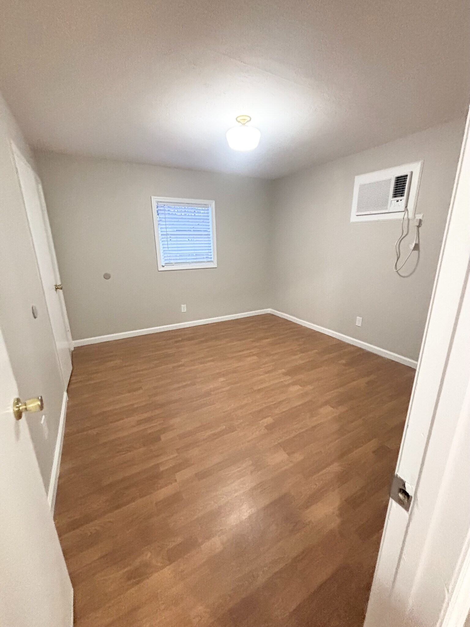 Building Photo - Room in Duplex on Middle St