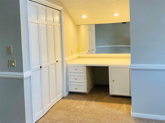 Building Photo - 2001 Highland Hills Dr