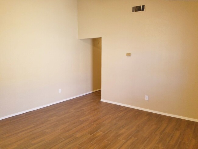 Building Photo - Updated 2 bedroom, 1 bath home is ready to...