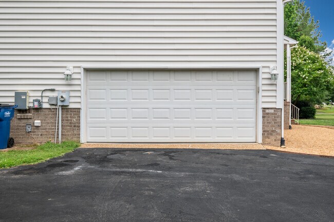 Building Photo - 619 Greyshire Dr
