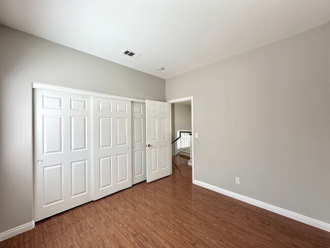 Building Photo - Buffalo Twain