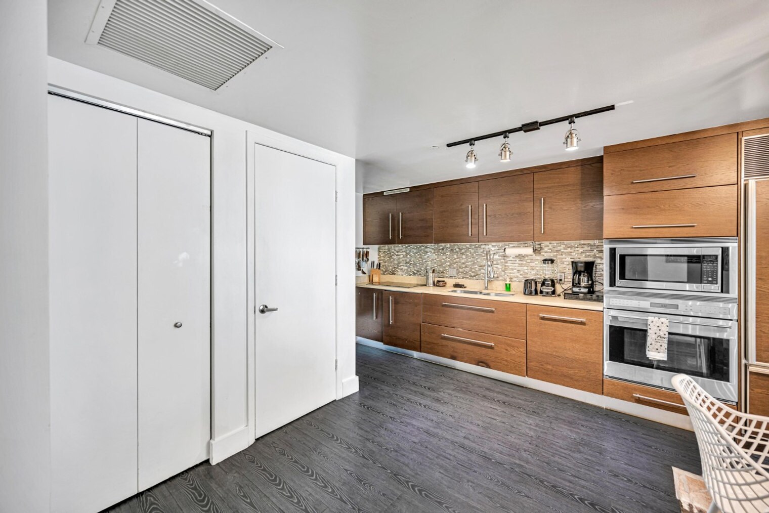 Building Photo - 485 Brickell Ave