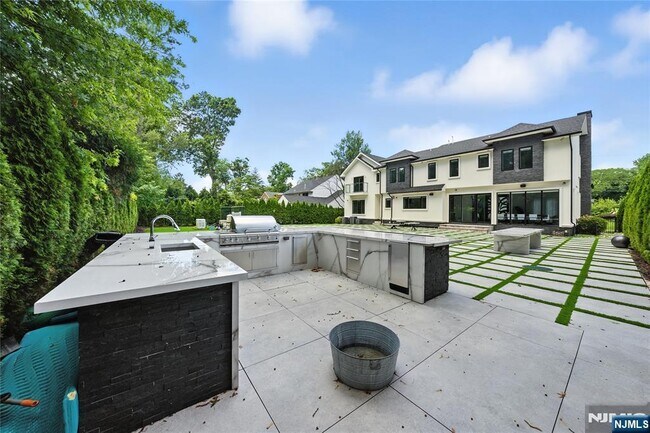 Building Photo - 44 Floral Terrace