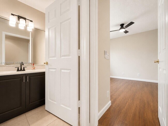 Building Photo - 854 San Remo Dr
