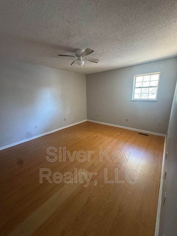 Building Photo - 702 Eastanallee Ave
