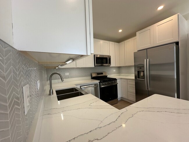 Building Photo - 2037 N Damen Ave