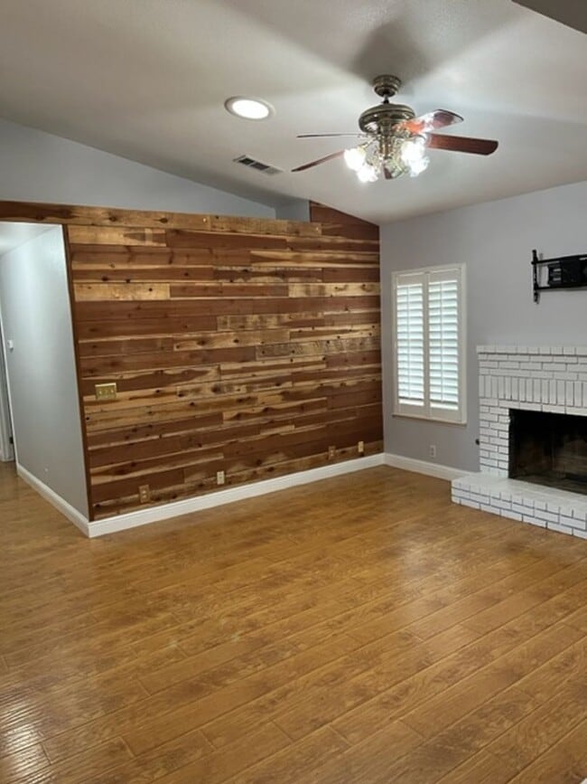 Building Photo - Nice home close to shopping and gas stations