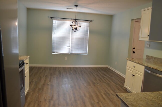 Building Photo - 638 Devon Rd