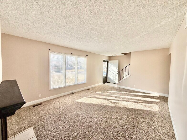 Livingroom - 1428 N Wood Ct