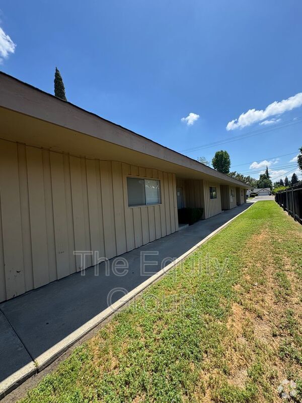 Building Photo - 1140 W Tulare Ave