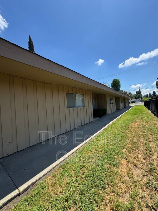 Primary Photo - 1140 W Tulare Ave
