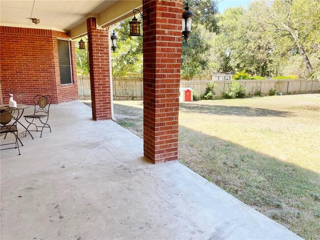 Building Photo - 800 House Wren Loop