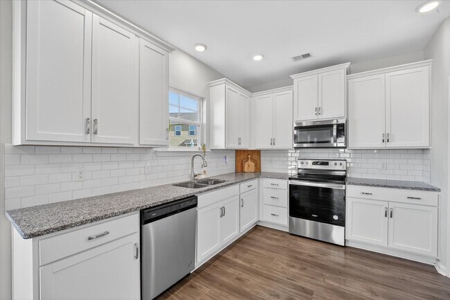 Building Photo - 113 Brookline Dr