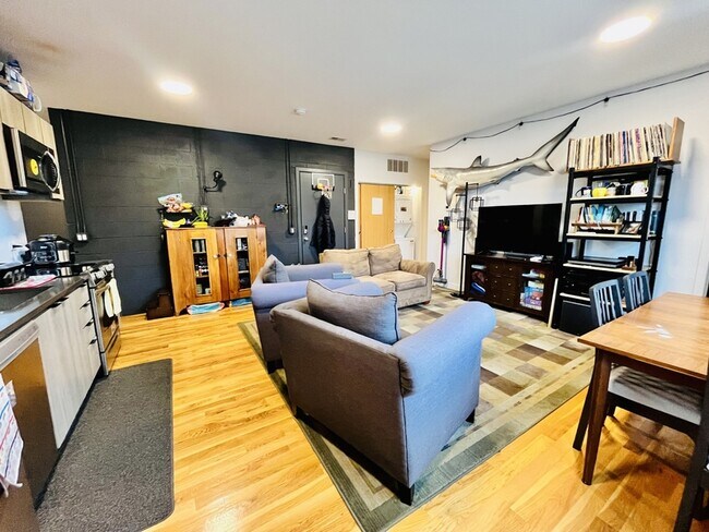 Building Photo - 806 S Claremont Ave