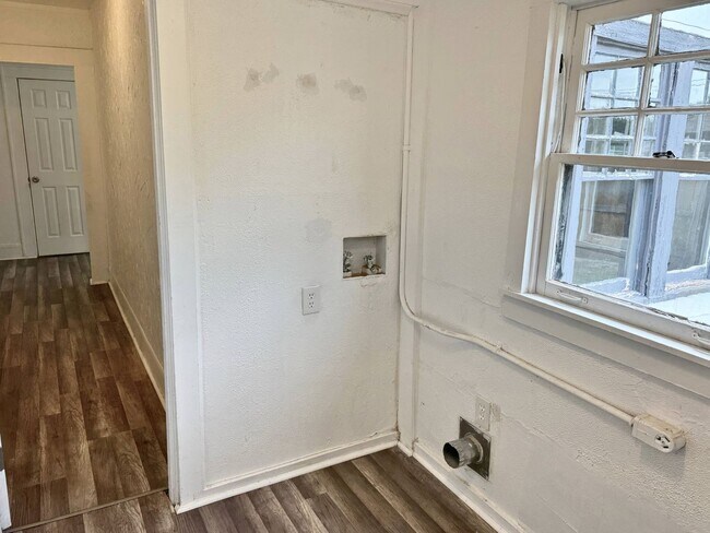 Building Photo - 3 Bed 2 Bath Home With Tons Of Natural Light