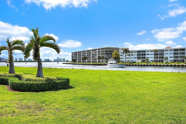 Building Photo - 123 Lakeshore Dr