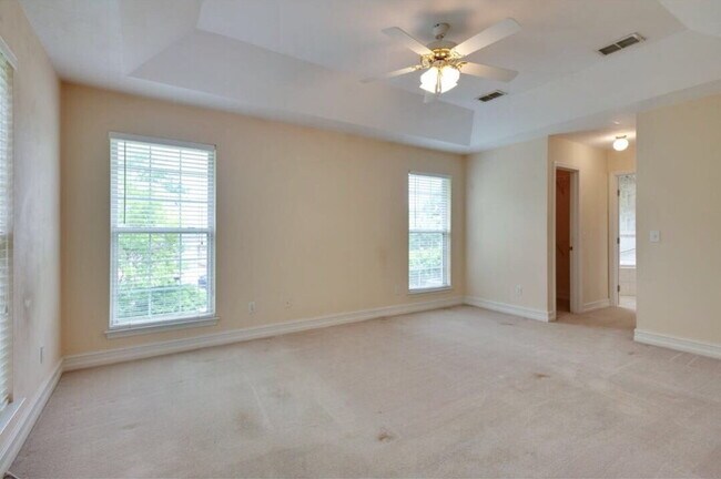 Building Photo - 4Br/2.5Ba Huge home with a sunroom