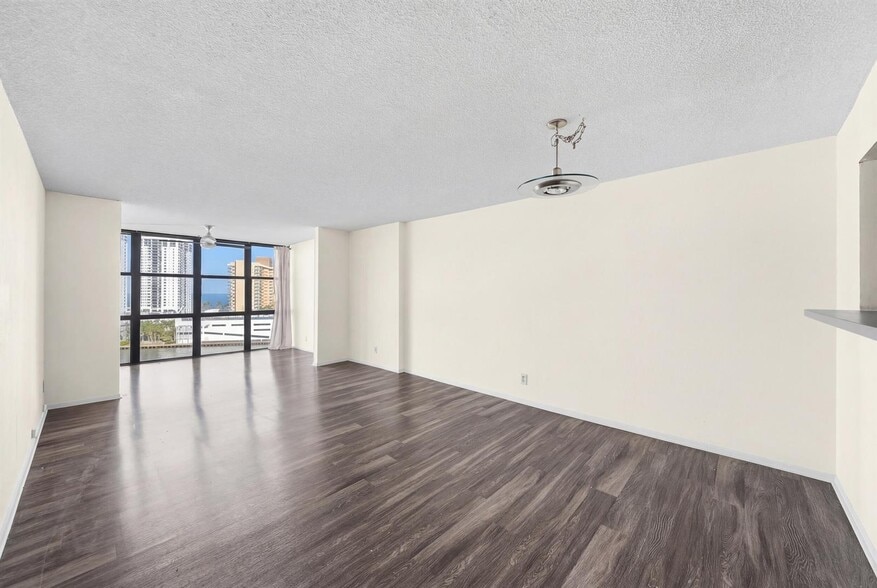 Building Photo - 1000 Parkview Dr