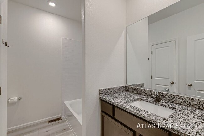 Building Photo - 987 Cascade Falls St