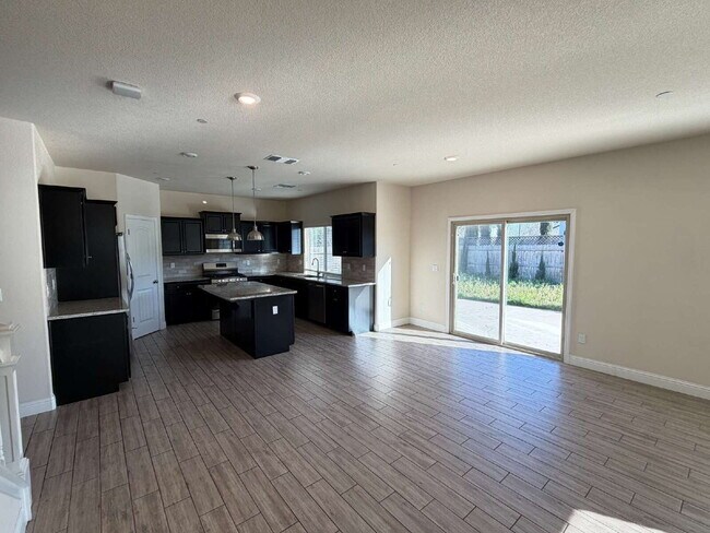 Building Photo - 2494 Valdes Dr