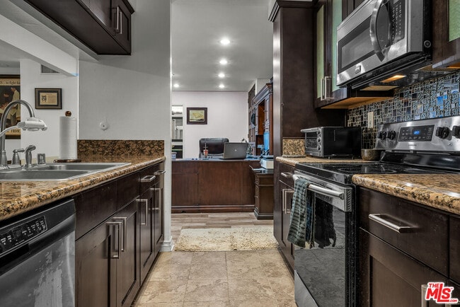 Building Photo - 5334 Lindley Ave