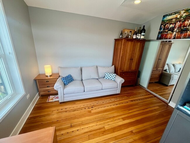 Building Photo - 3700 N Hermitage Ave