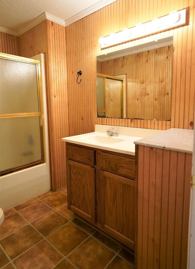 Building Photo - 4 Bed 2 Bath Home in Martin, TN *Remodeled* Fresh Paint & Flooring!