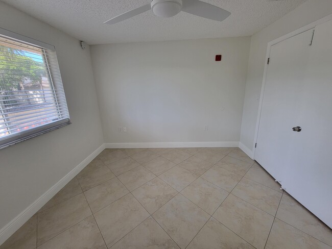 Building Photo - 4208 Glenmoor Dr