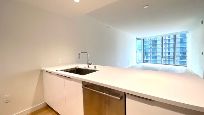 Building Photo - Available NOW - AE'O 1 BED 1 BATH w/ 1 COV...