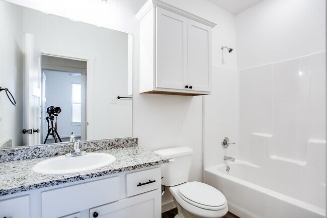 Building Photo - Luxury 2 Bedroom, 2 Bath!