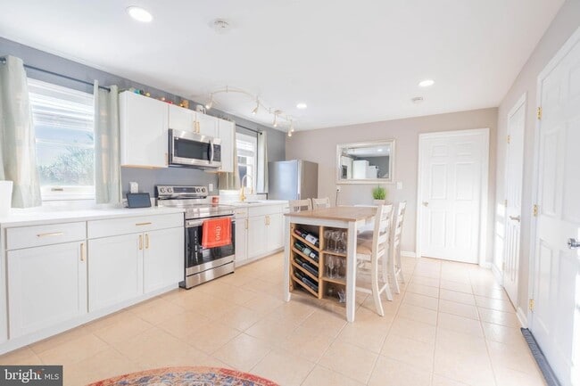 Building Photo - 341 Gordon Rd