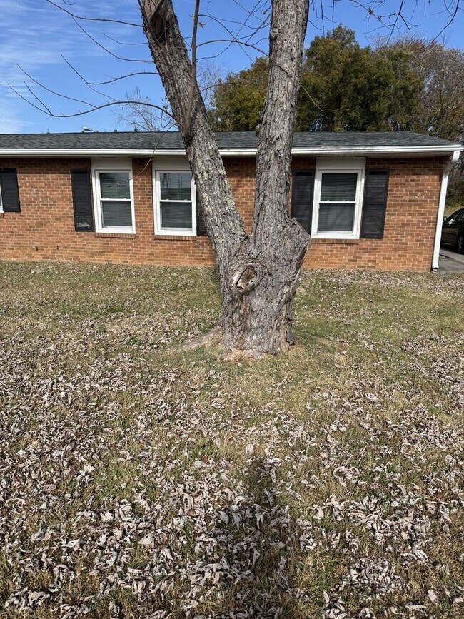 Building Photo - Adorable Duplex with New Flooring! - Lawncare Included!