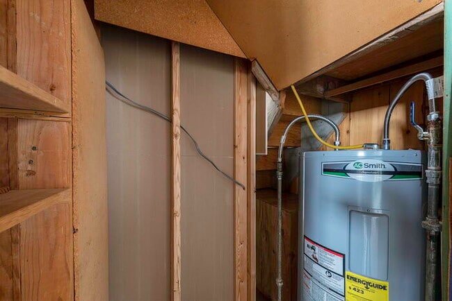 Building Photo - BEAUTIFUL CABIN STYLE HOME ACROSS FROM SILVER LAKE