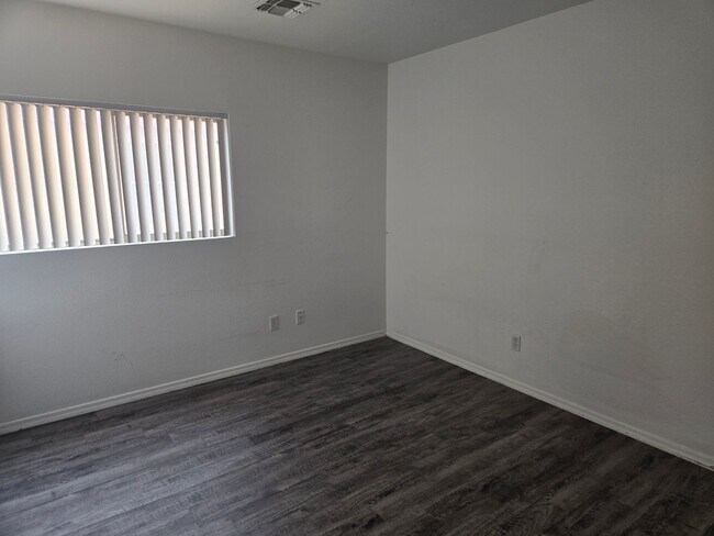 Building Photo - 3 bed, 2 bath in Surprise