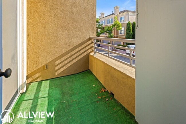 Building Photo - Rare 2 Bed 2.5 Bath Available Now!!