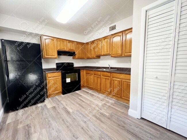 Building Photo - 3906 E Bird St B