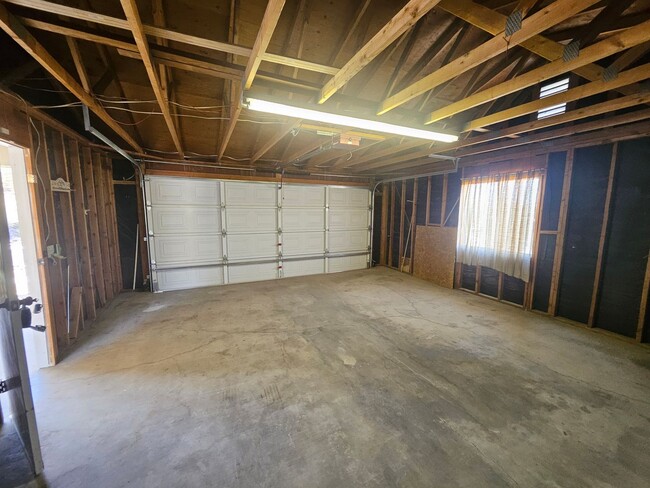 Building Photo - 3 Bedroom Home Located in Mohave Highlands