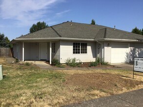 Building Photo - Silverton Duplex #13146
