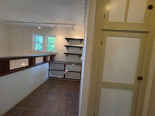 Building Photo - 4 bedroom 2 bathroom Historic Home Downtown Manhattan KS