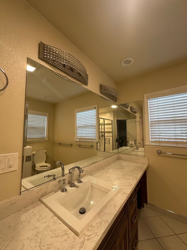 Building Photo - Gorgeous, 3 bedroom, 2.5 bath home, ready for move in