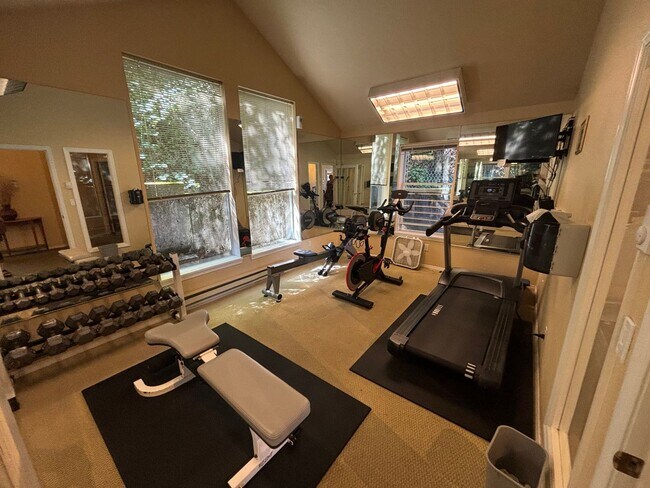 Building Photo - West Linn - Linnwood Heights, Stylish Cond...