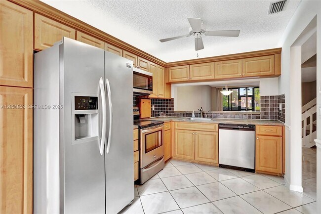 Building Photo - 4615 Carambola Cir S