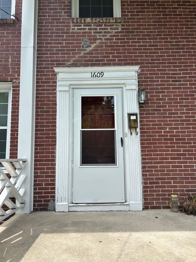 Building Photo - 1609 W Club Blvd