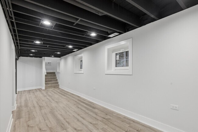 Building Photo - 4044 W Kamerling Ave