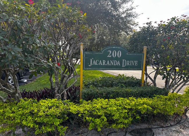 Building Photo - 200 Jacaranda Country Club Dr