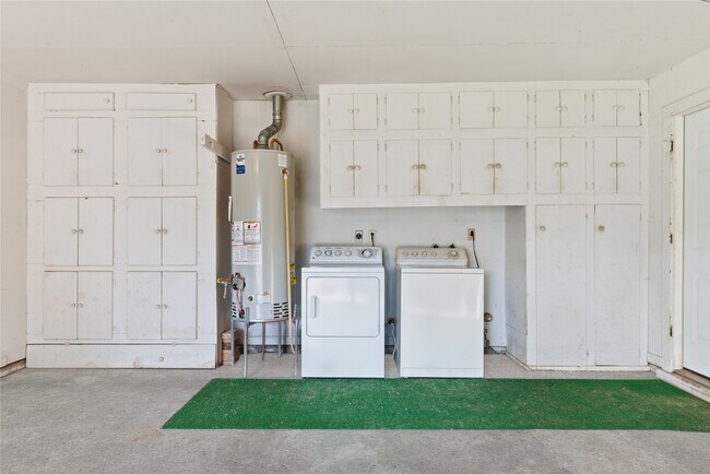 Building Photo - 5814 Viking Dr